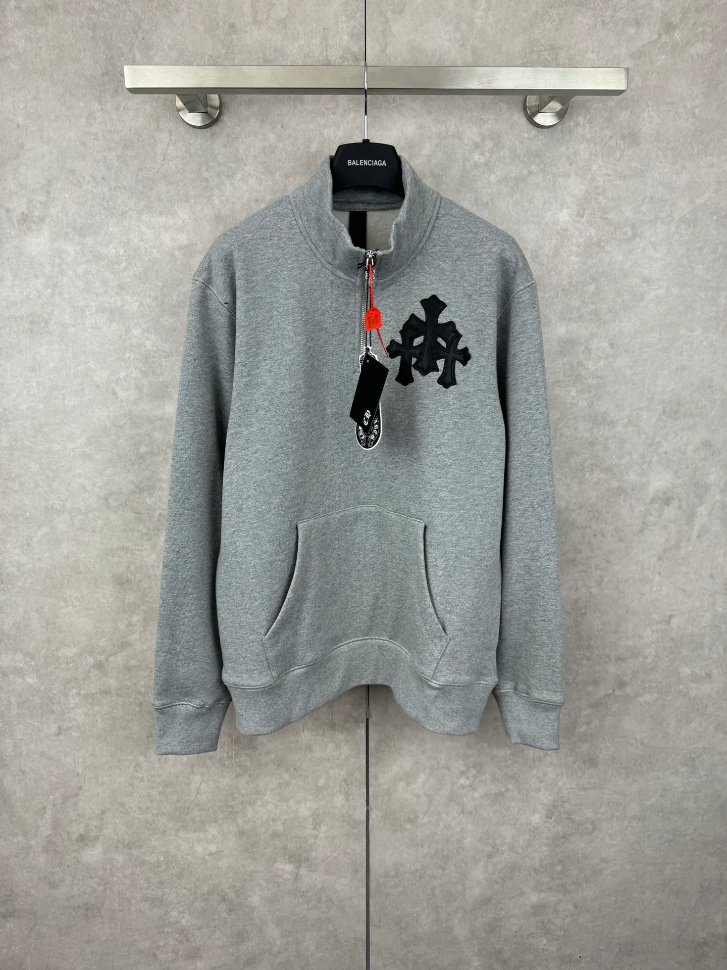 P406 Chrome Heart FW25 leather cross half-zip sweatshirt Size: S/M/L/XL Made of high-weight pure cotton terry fabric Pre-shrunk to ensure wearing stability Three-dimensional leather cross label Half-zip neckline with dagger-shaped zipper pull Combined with curved hem tailoring and kangaroo pocket